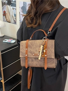 Sac à dos vintage en similicuir marron avec rivets métalliques et pendentif perlé