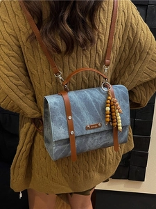 Sac à dos bleu vintage pour femme avec bordure en cuir marron et pendentif en perles