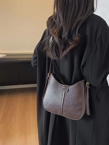 Sac demi-lune rétro marron foncé en similicuir texturé avec boucles dorées