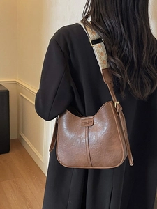 Sac seau vintage en similicuir marron foncé avec large bandoulière brodée bohème