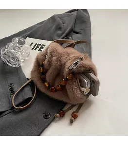 Innenansicht der Plüsch-Beuteltasche mit Leopardendruck zeigt Stauraum für Handy und Lippenstift