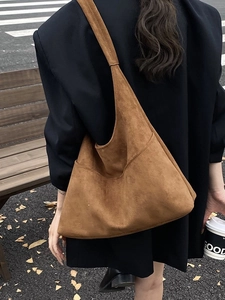 Grande borsa tote minimalista in pelle scamosciata marrone da donna, indossata a spalla