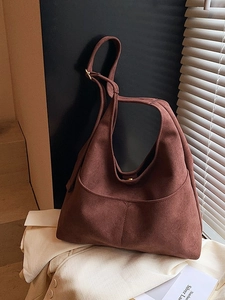 Grande borsa hobo in pelle scamosciata marrone con tracolla regolabile trendy