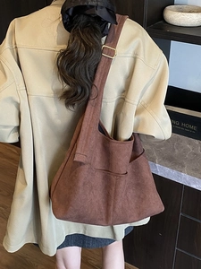 Grande borsa shopper in camoscio marrone con tracolla regolabile per donna moderna