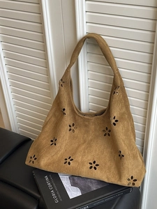 Sac cabas en daim marron avec motifs floraux découpés au laser et bandoulière