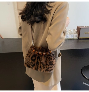 Details der Leopard-Fellhandtasche aus Kunstpelz mit Bernsteinperlen-Verzierung