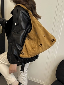 Grand sac cabas mat gingembre avec motifs floraux découpés porté à l'épaule