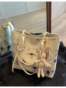 Grande borsa tote in tela bianco panna con stampa floreale e ciondolo a coniglio