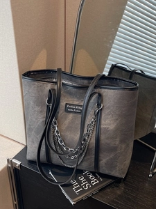 Sac cabas gris à texture marbre avec chaînes argentées et garniture noire élégant
