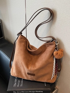 Große braune Wildleder-Hobo-Tasche mit dünnen Riemen und Plüschbär-Anhänger