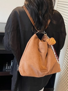 Große Hobo-Schultertasche aus Wildlederimitat in Karamel mit Bärenanhänger und Webband