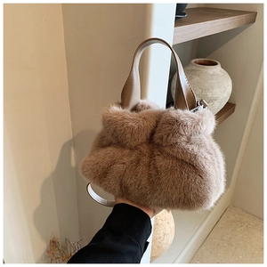 Vue détaillée du sac seau en peluche avec fourrure synthétique et bandoulière