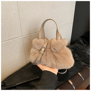 Détail du sac seau en peluche kaki avec poignée en cuir et boucle en métal argenté