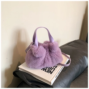 Vue détaillée du sac seau en peluche violette avec fausse fourrure et anse en PU