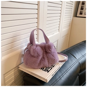 Détail du sac seau en fausse fourrure lilas avec oreilles d'ours et bandoulière amovible