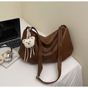 Grand sac Hobo marron en cuir avec chaîne argentée et porte-clés ours blanc mignon