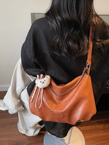 Sac bandoulière rétro marron grande capacité avec chaîne et pendentif ours en peluche