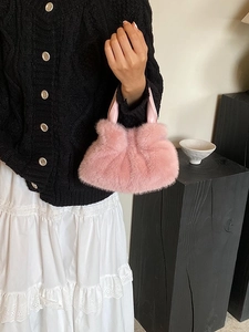 Sac seau chic en fausse fourrure rose avec poignée lisse pour des tenues d'hiver tendance