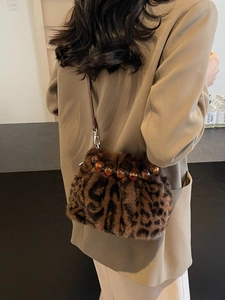 Leoparden-Plüschtasche mit Bernstein-Perlengriff und Leder-Schulterriemen