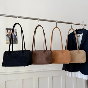 Retro Wildleder Shopper in Schwarz, Braun, Karamell und Beige im minimalistischen Design