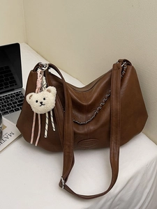 Sac hobo rétro marron café en cuir PU avec chaîne argentée et breloque ourson