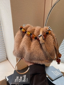 Braune Plüsch-Beuteltasche mit Bernsteinkette und verstellbarem Schultergurt für Damen