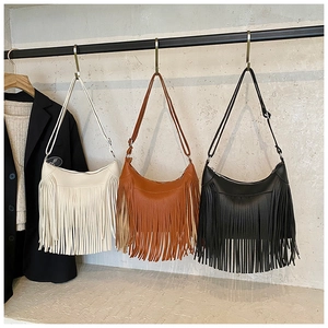 Détails de trois sacs seaux bohèmes à franges en cuir blanc, marron et noir chic