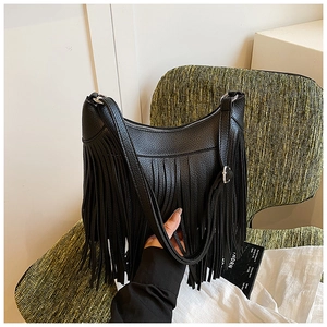 Détail du sac hobo noir avec de longues franges et une finition en cuir texturé