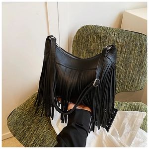 Détail du sac seau noir en cuir grainé avec franges denses et fermeture éclair