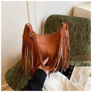 Détail du sac seau marron caramel avec longues franges et boucle argentée réglable
