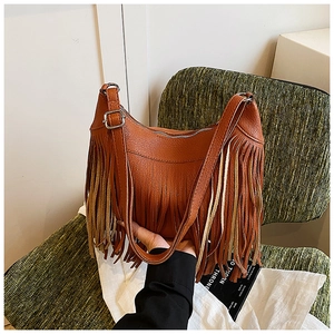 Détail du sac seau bohème avec franges multicolores et texture en cuir grainé