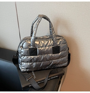 Vue détaillée du sac matelassé argent métallisé avec anses noires et bandoulière large