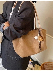Bolso tote de ante marrón para mujer con accesorio de béisbol en la correa de hombro