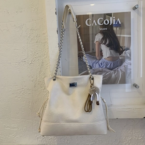 Grand sac cabas blanc avec bandoulière chaîne argentée et charm en peluche marron