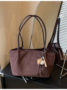 Bolso tote de ante marrón con dijes de béisbol y correas largas en vista de espejo
