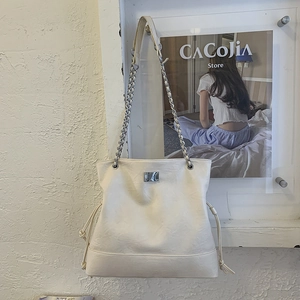Détail du sac cabas en cuir blanc avec chaîne argentée et fermoir en métal vintage
