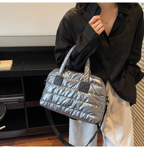 Détail du sac fourre-tout matelassé argenté métallisé avec bandoulière noire et tissu doux