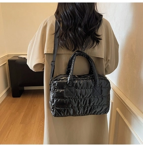 Vue détaillée du sac cabas matelassé noir brillant avec bandoulière réglable amovible