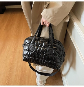 Mannequin portant un sac fourre-tout matelassé noir avec bandoulière réglable pour l'automne