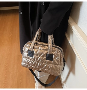Détail du sac cabas matelassé champagne doré avec tissu brillant et anses noires