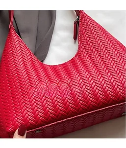 Dettaglio borsa hobo rossa con trama intrecciata 3D e rifiniture della cerniera