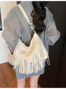 Sac bandoulière beige à franges de style bohème avec une bandoulière réglable