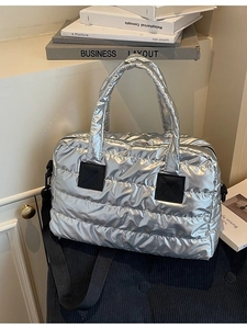 Grand sac cabas matelassé argenté avec poignées noires et bandoulière réglable