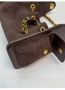 Vue détaillée du sac matelassé rétro en daim marron avec chaîne dorée et boucle magnétique