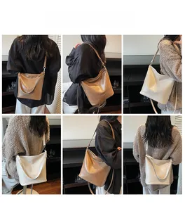Détail des sacs cabas élégants en marron et beige avec des bandoulières réglables pratiques