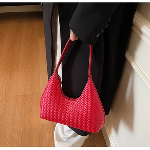 Dettaglio della trama intrecciata rossa in finta pelle su una borsa hobo a mezzaluna