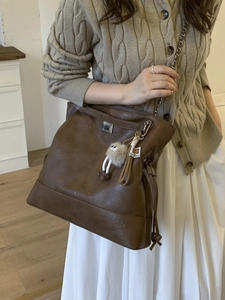 Grand sac cabas vintage marron foncé en similicuir avec chaîne et pendentif peluche