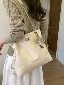 Grand sac cabas beige en similicuir avec bandoulière chaîne et charms créatifs