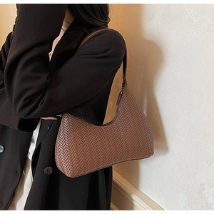 Dettaglio della trama intrecciata marrone scuro e design elegante della borsa a spalla