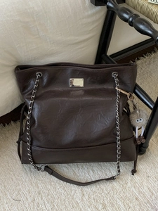 Sac fourre-tout vintage en cuir marron avec chaîne argentée et breloque peluche